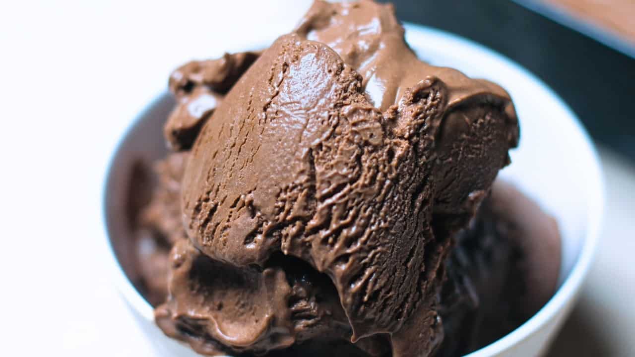 تصویر 2 از بستنی شکلاتی لیوانی با طعم طبیعی و مواد اولیه تازه